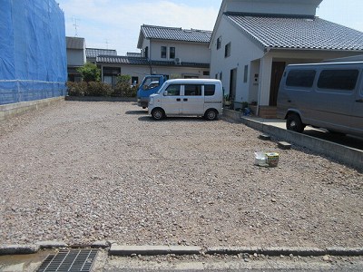 駐車場の草取り