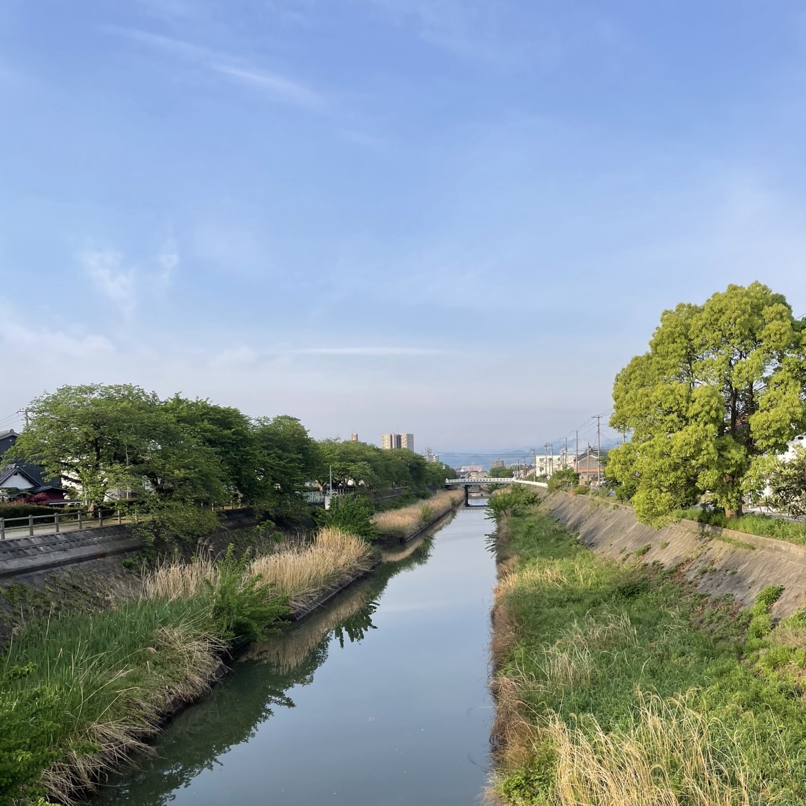 朝日を浴びるオクニシ不動産